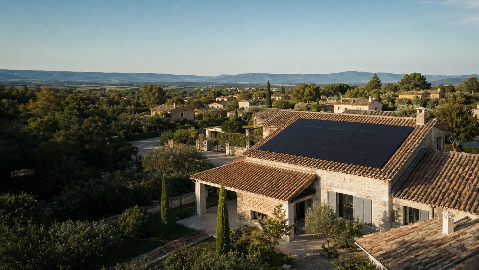 Vue aérienne d’une toiture méditerranéenne équipée de panneaux photovoltaïques