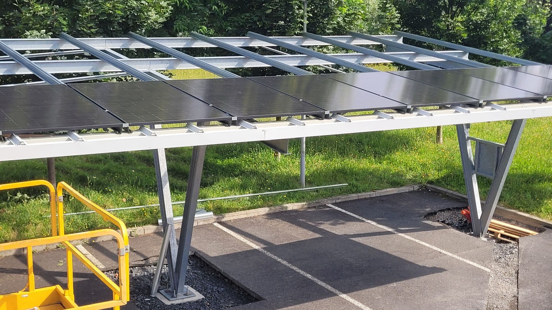Ombrière photovoltaïque réalisée par Tauveron