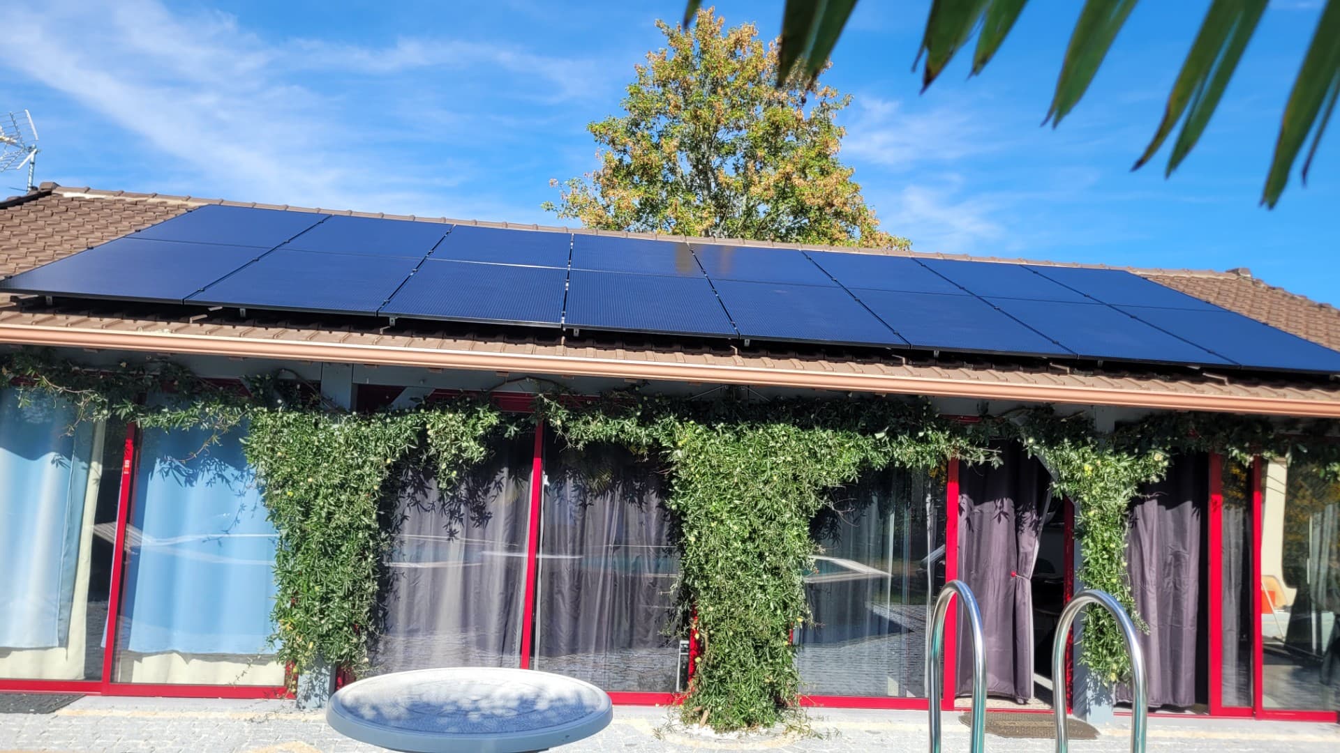 Installation de panneaux photovoltaïques par Électricité Tauveron